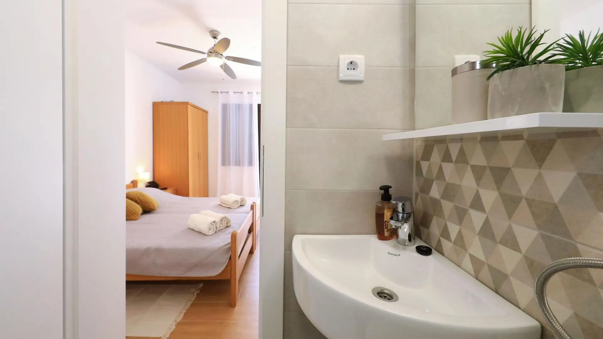 Hibis, No 2 Apartment Starigrad Paklenica